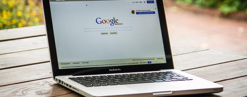 报关员在办公桌前同时对照税则书与电脑屏幕进行hs code查询操作，桌面摆放商品样品与进出口文件，画面专业整洁